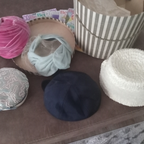 Antique hats and antique hat box - Picture 1 of 13